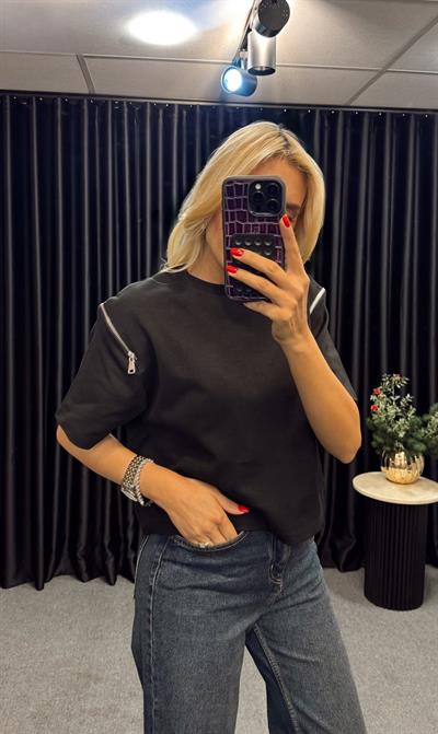 KOLLARI FERMUARLI BASİC TSHİRT SİYAH