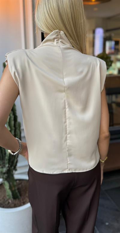 KREM SATEN DEGAJE YAKA KOLSUZ VATKALI BLUZ