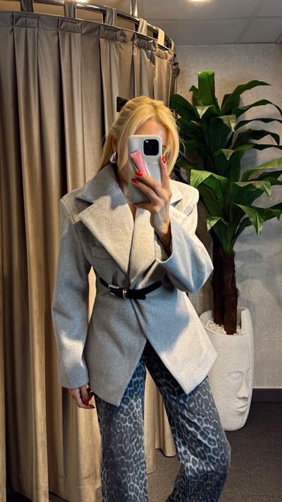 KRUVAZE YAKA KEMER DETAYLI KAŞE CEKET GRİ