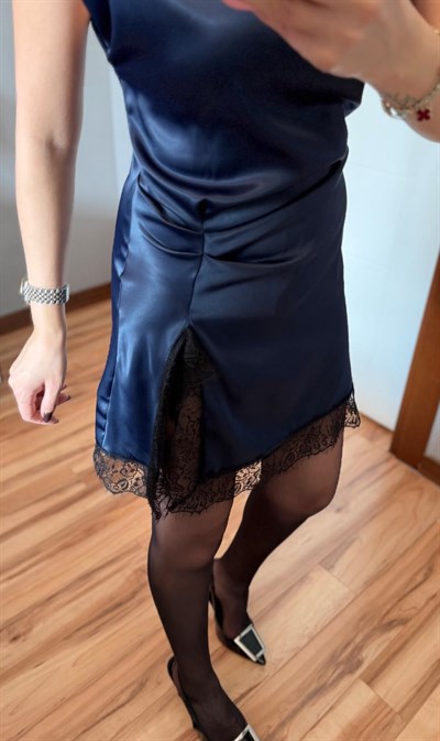 LACİVERT MARKA MODEL ZR YIRTMAÇ DANTEL DETAYLI SATEN ELBİSE