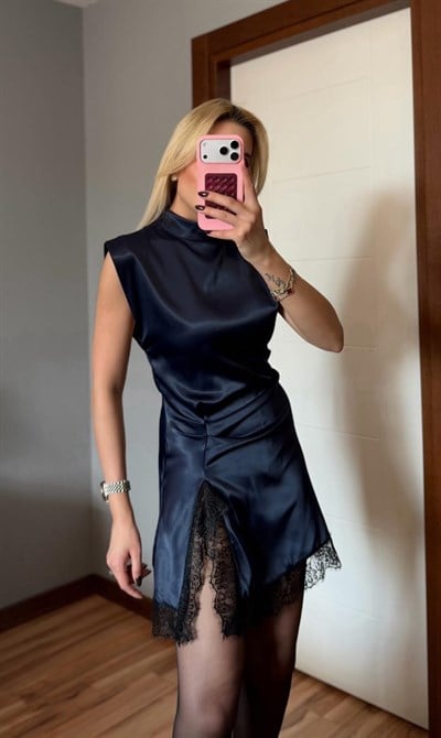 LACİVERT MARKA MODEL ZR YIRTMAÇ DANTEL DETAYLI SATEN ELBİSE