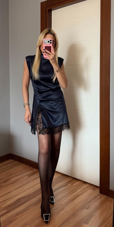 LACİVERT MARKA MODEL ZR YIRTMAÇ DANTEL DETAYLI SATEN ELBİSE