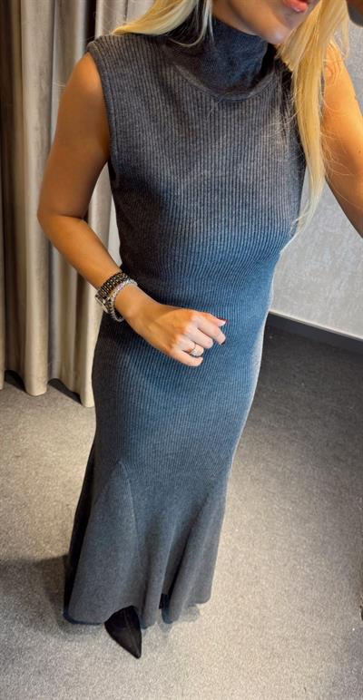 MARKA MODEL DİK YAKA FİTİLLİ TRİKO ELBİSE FÜME