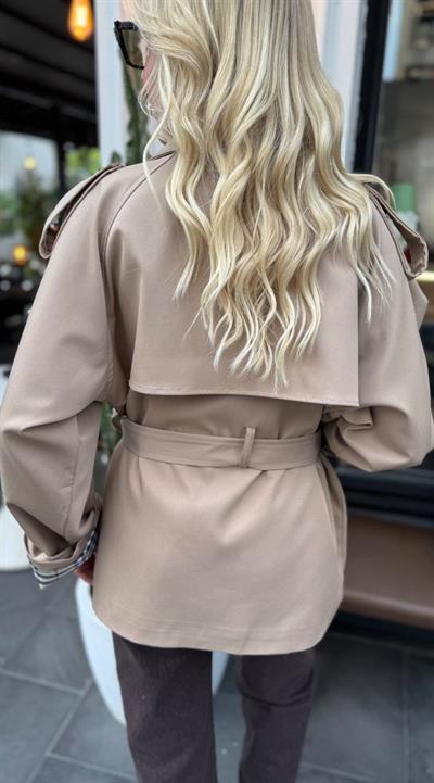 MARKA MODEL KISA İÇİ DESENLİ TRENÇ