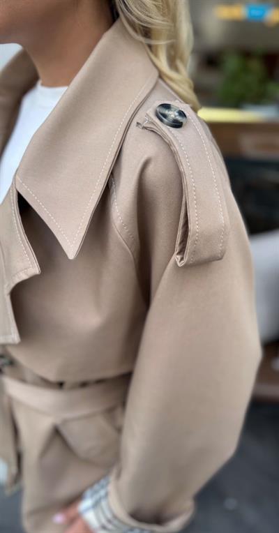 MARKA MODEL KISA İÇİ DESENLİ TRENÇ