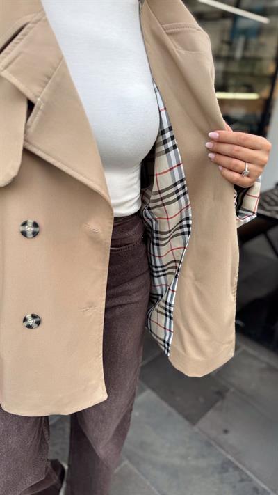 MARKA MODEL KISA İÇİ DESENLİ TRENÇ