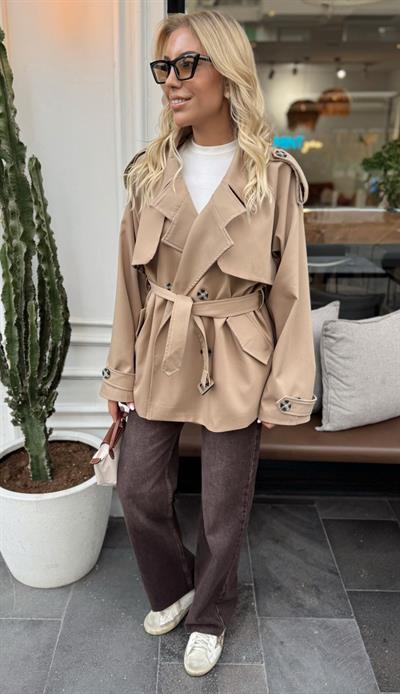 MARKA MODEL KISA İÇİ DESENLİ TRENÇ