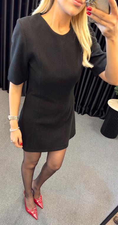 MARKA MODEL KISA KOL KAŞE MİNİ ELBİSE SİYAH