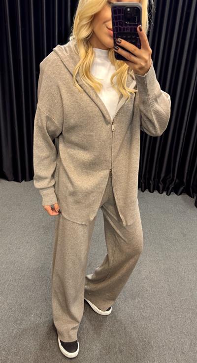 MARKA MODEL OYSH ÇİFT FERMUARLI CEKET PANTOLON TRİKO TAKIM VİZON