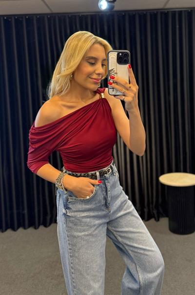 MARKA MODEL ZR TEK OMUZ TOKALI BLUZ BORDO