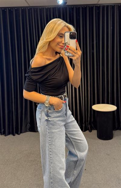 MARKA MODEL ZR TEK OMUZ TOKALI BLUZ SİYAH