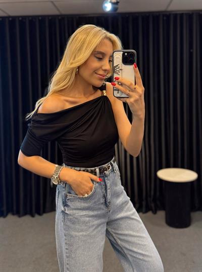 MARKA MODEL ZR TEK OMUZ TOKALI BLUZ SİYAH
