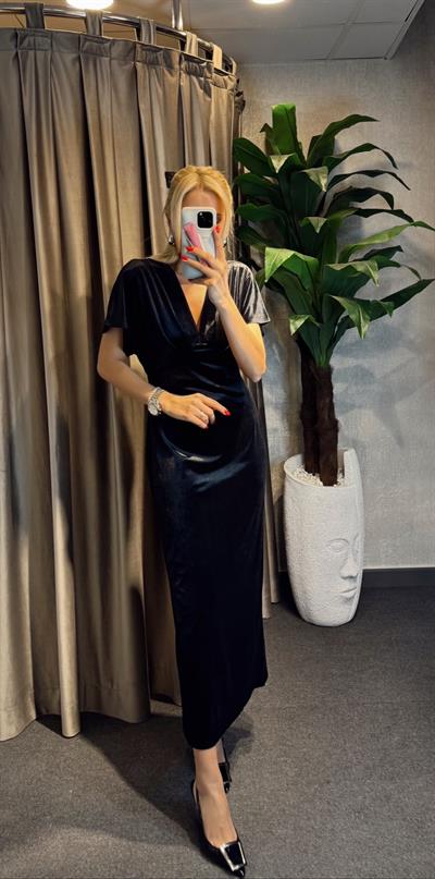 MARKA MODEL  ZR V YAKA KADİFE ELBİSE SİYAH