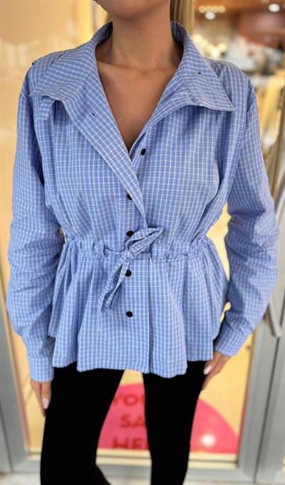 MAVİ PÖTİKARELİ BÜZGÜ DETAYLI GÖMLEK