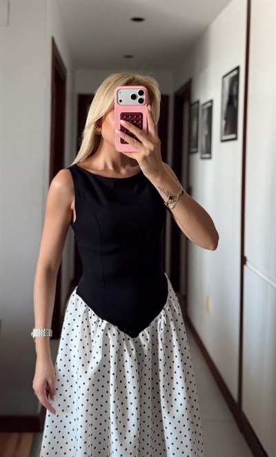 MAXİ PUANTİYELİ BELDEN OTURTMALI ELBİSE