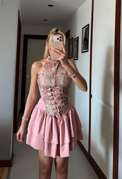 PEMBE KORSE DETAYLI ELBİSE