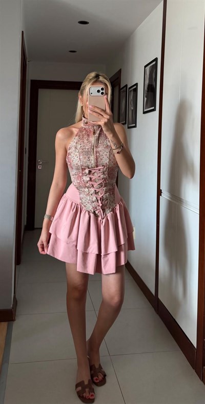 PEMBE KORSE DETAYLI ELBİSE