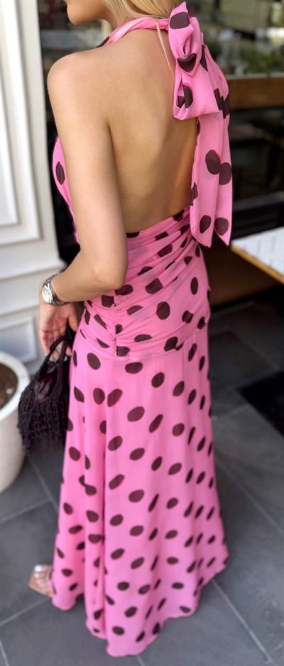 PEMBE PUANTİYELİ BOYUNDAN BAĞLAMALI ELBİSE