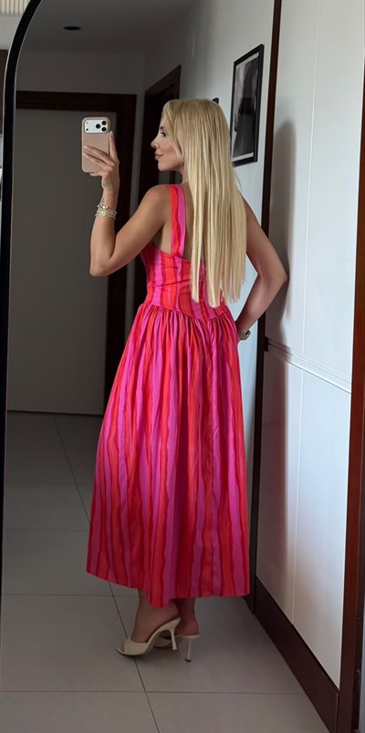 PEMBE SÜSLÜ DÜĞMELİ ÇİZGİLİ ELBİSE