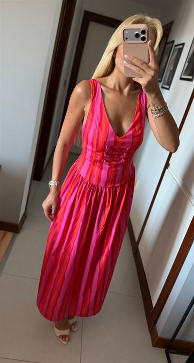 PEMBE SÜSLÜ DÜĞMELİ ÇİZGİLİ ELBİSE
