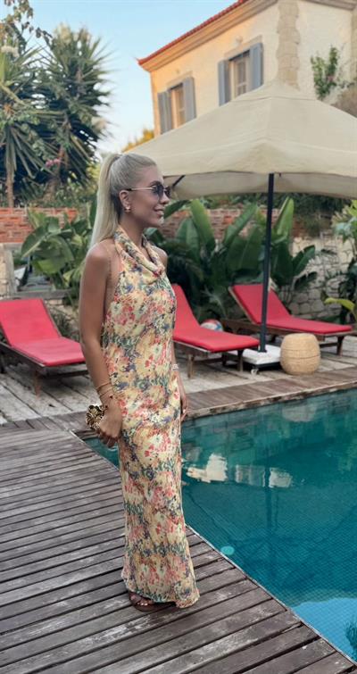 SARI DEGAJE YAKA ŞİFON ELBİSE