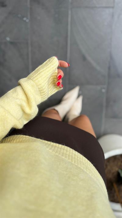 SARI DEKORATİF YAKA TRİKO KAZAK