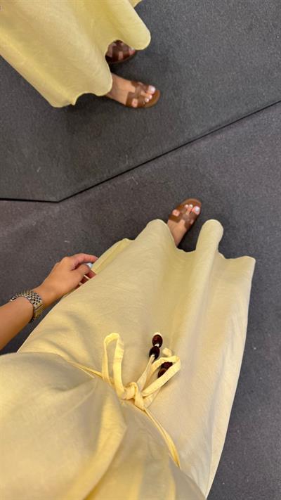 SIRT DEKOLTELİ BOYUN BAĞLAMALI BONCUK DETAYLI ELBİSE SARI