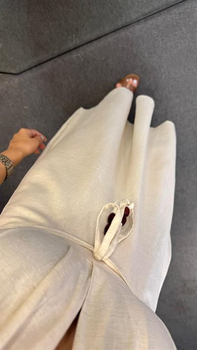 SIRT DEKOLTELİ BOYUN BAĞLAMALI BONCUK DETAYLI ELBİSE EKRU