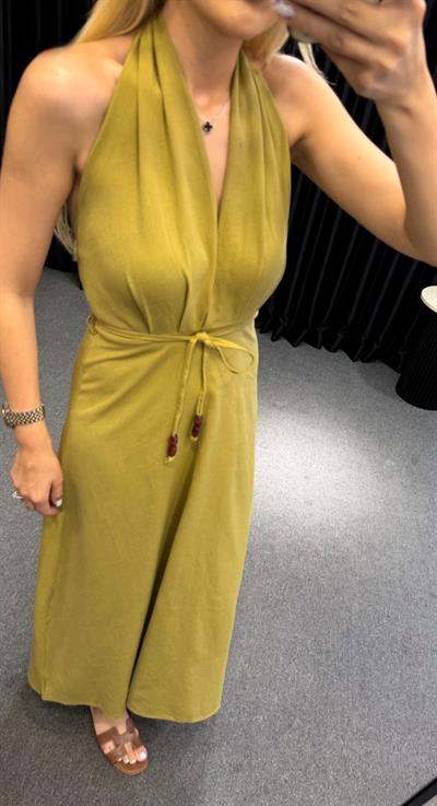 SIRT DEKOLTELİ BOYUN BAĞLAMALI BONCUK DETAYLI ELBİSE HAKİ