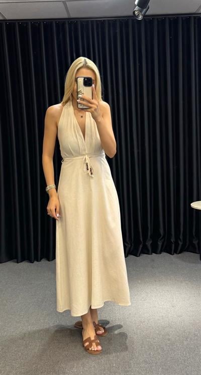 SIRT DEKOLTELİ BOYUN BAĞLAMALI BONCUK DETAYLI ELBİSE EKRU