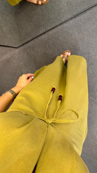 SIRT DEKOLTELİ BOYUN BAĞLAMALI BONCUK DETAYLI ELBİSE HAKİ