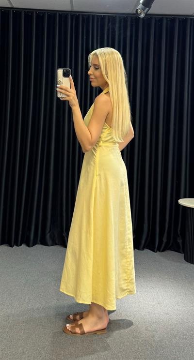 SIRT DEKOLTELİ BOYUN BAĞLAMALI BONCUK DETAYLI ELBİSE SARI