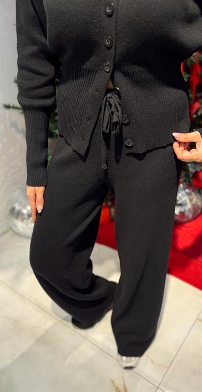 SİYAH BİSİKLET YAKA DÜĞMELİ PANTOLON TRİKO TAKIM