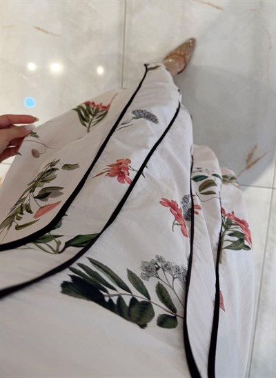 SİYAH BİYELİ ÇİÇEKLİ MİDİ ELBİSE