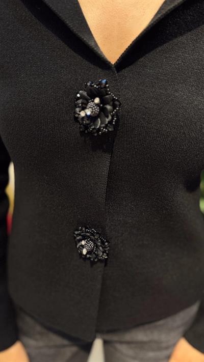 SİYAH ÇİÇEK DÜĞMELİ TRİKO HIRKA CEKET