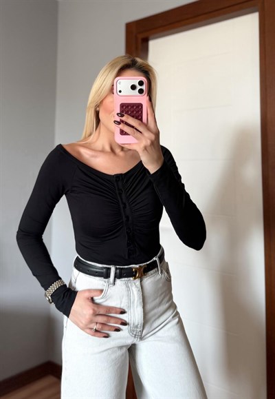 SİYAH DİLVİN DÜĞME DETAYLI BÜZGÜLÜ BODYSUİT