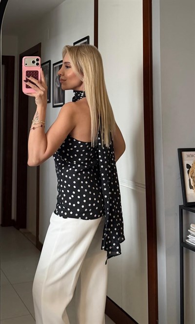 SİYAH GOLD AKSESUARLI PUANTİYELİ BLUZ