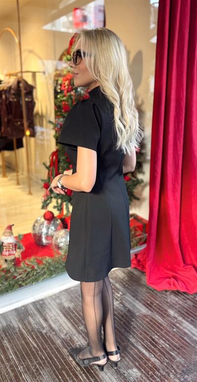 SİYAH GOLD DÜĞME DETAYLI KISA ELBİSE