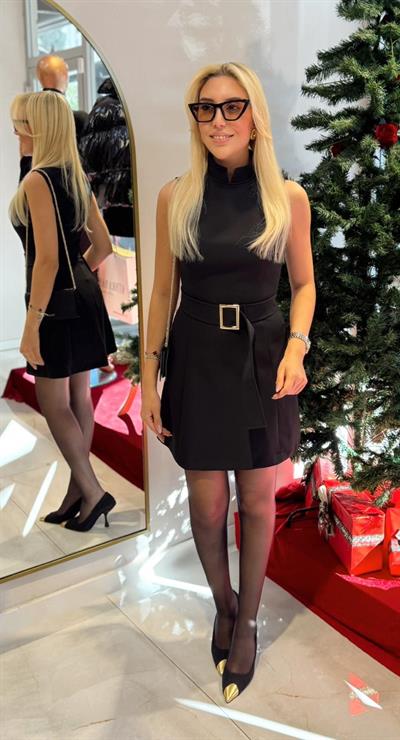 SİYAH HAKİM YAKA KEMERLİ ELBİSE