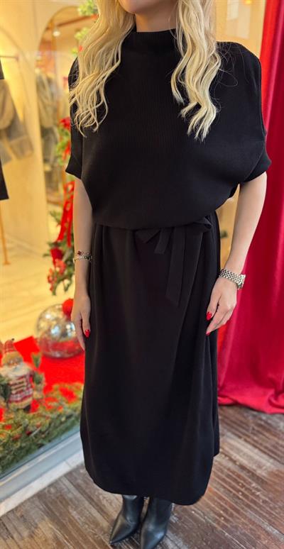 SİYAH KUŞAKLI TRİKO MİDİ ELBİSE