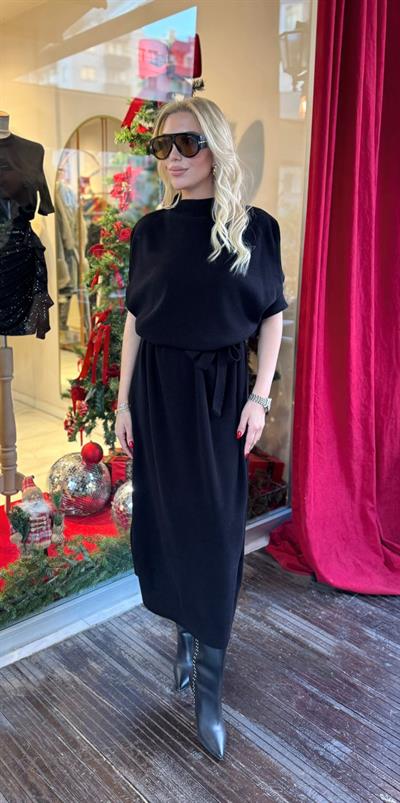 SİYAH KUŞAKLI TRİKO MİDİ ELBİSE