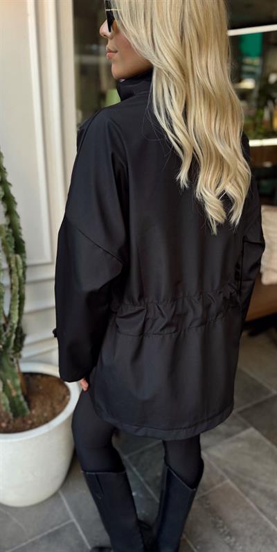 SİYAH ORJ MARKA MASSİ BELİ BÜZDÜRMELİ YAĞMURLUK