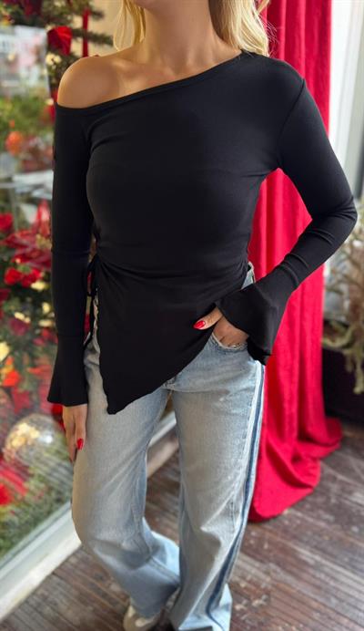 SİYAH YANDAN BÜZGÜLÜ ASİMETRİK BLUZ