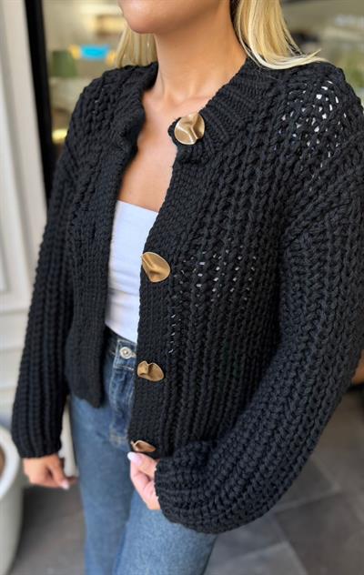 SİYAH YUMUŞAK DOKULU DÜĞMELİ TRİKO HIRKA