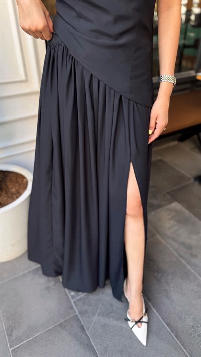 STRAPLEZ ASİMETRİK KESİM BLUZ YIRTMAÇLI ETEK TAKIM SİYAH