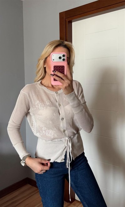 TAŞ AJURLU BELDEN BAĞLAMALI DANTEL DETAYLI TRİKO