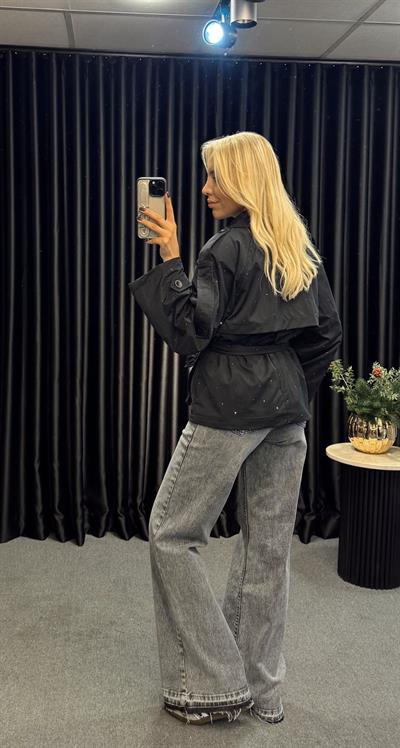 TAŞ DETAYLI KISA TRENÇKOT SİYAH