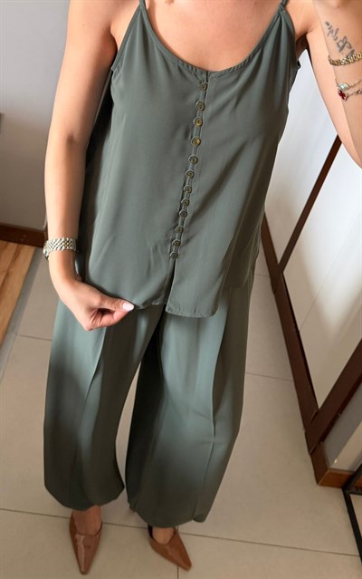 YEŞİL PREMİUM BRİT DÜĞMELİ İNCE ASKILI BLUZ