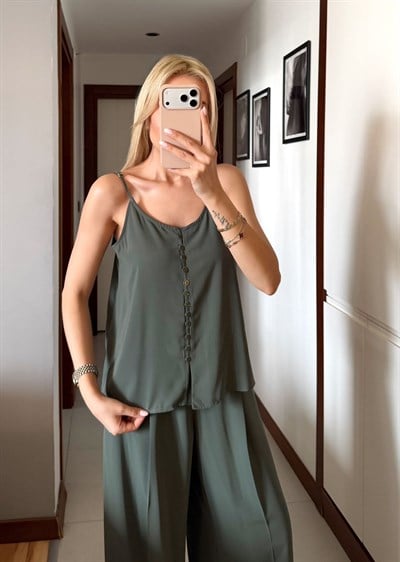 YEŞİL PREMİUM BRİT DÜĞMELİ İNCE ASKILI BLUZ