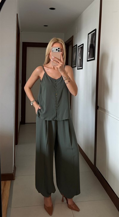 YEŞİL PREMİUM BRİT DÜĞMELİ İNCE ASKILI BLUZ